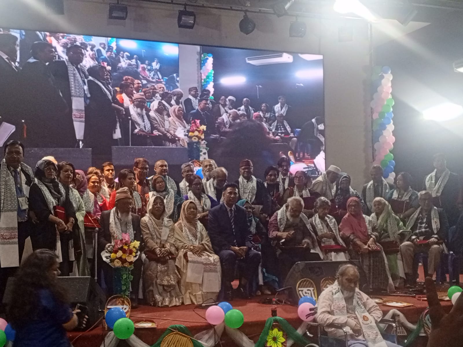 সম্মাননাপ্রাপ্ত বাংলাদেশ বেতারের ৪৮ জন গুণী  ঘোষক ও ঘোষিকাদের সাথে অনুষ্ঠানের প্রধান অতিথি বাংলাদেশ বেতারের মহাপরিচালক এ এস এম জাহীদসহ অন্যান্যরা।